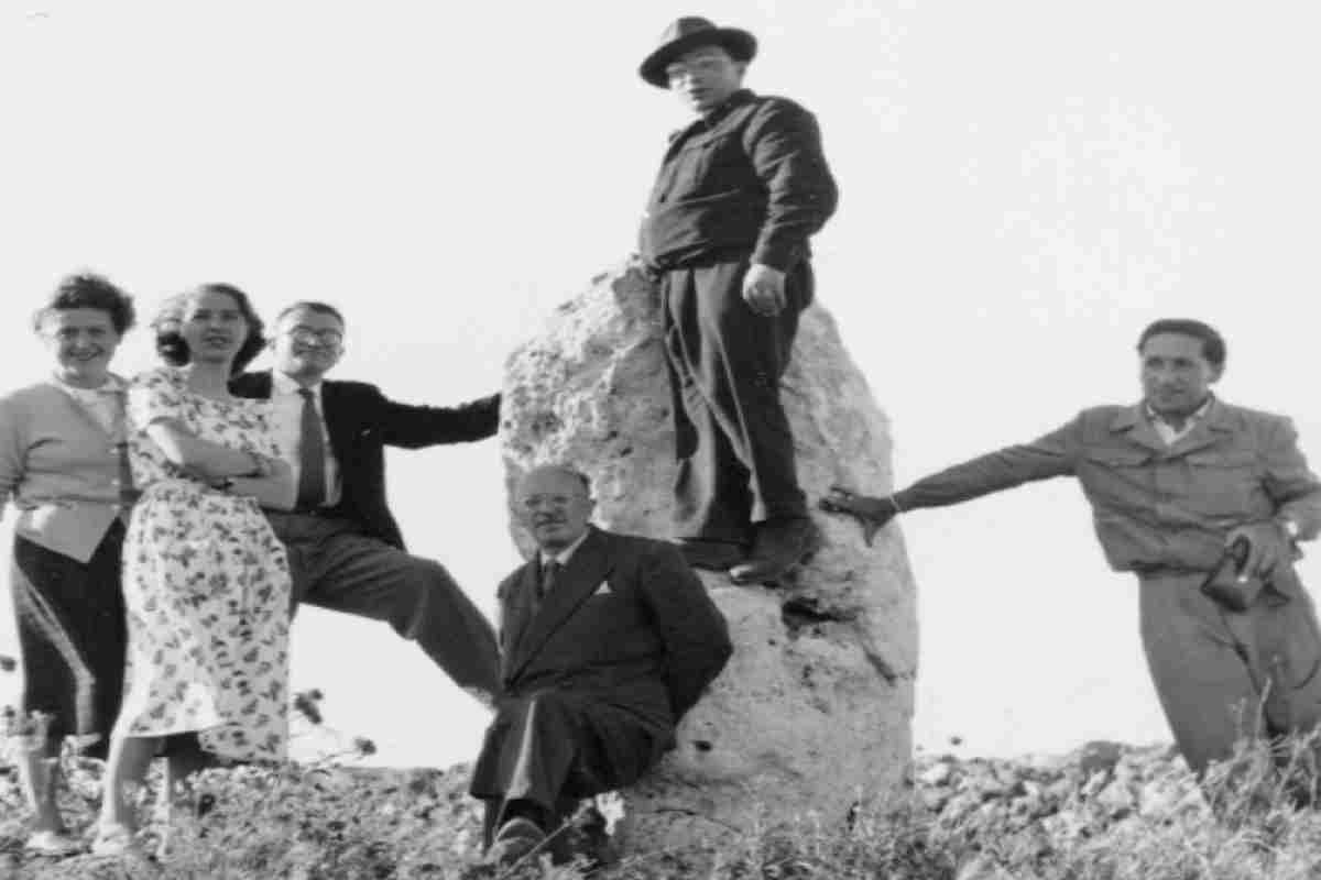 archeologi all'opera nel dopoguerra sul monte d'accoddi