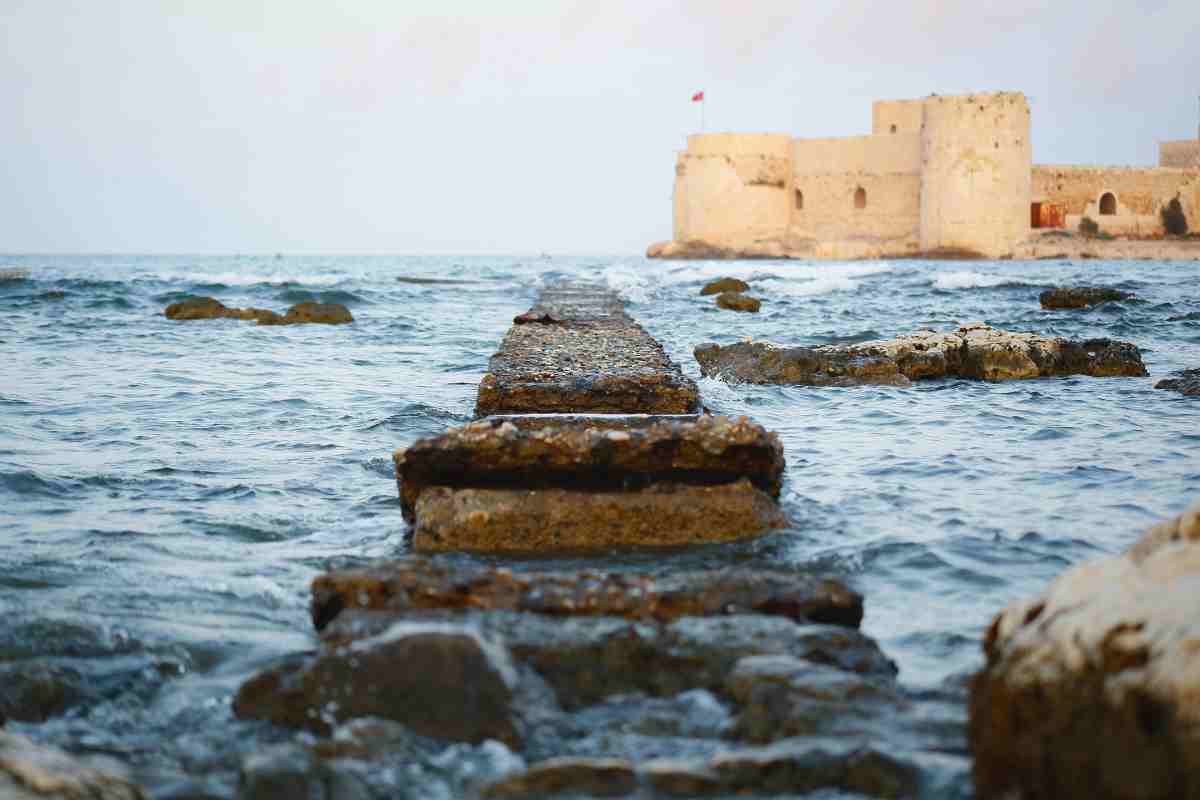 Il castello di Kızkalesi, dettaglio e particolare della spiaggia