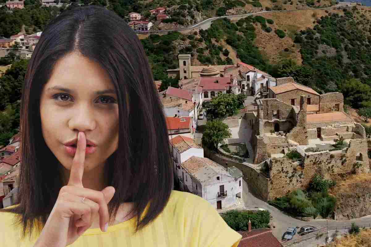 il borgo di colobraro e davanti una ragazza col dito davanti alle labbra