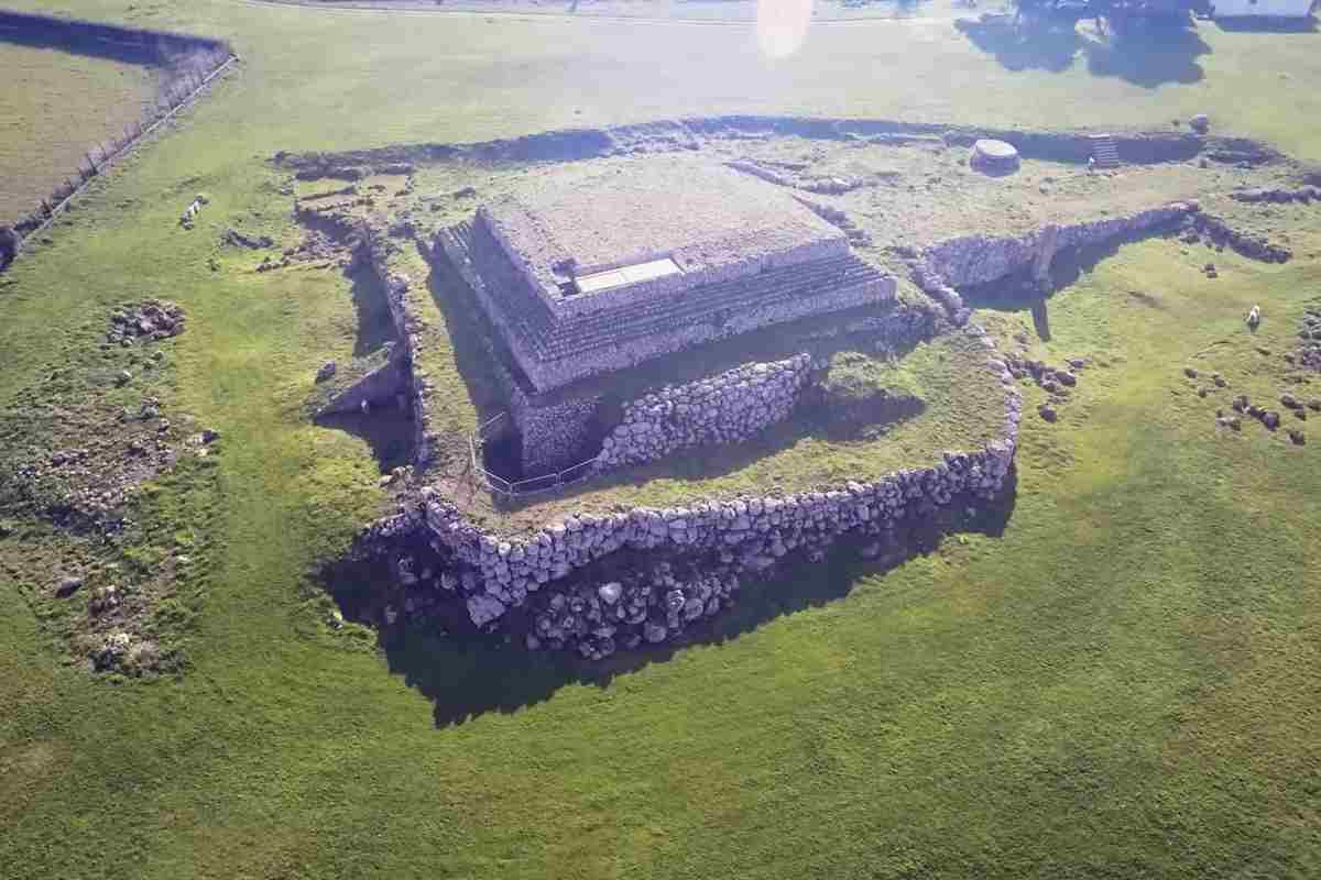 il monte d'accoddi visto dall'alto