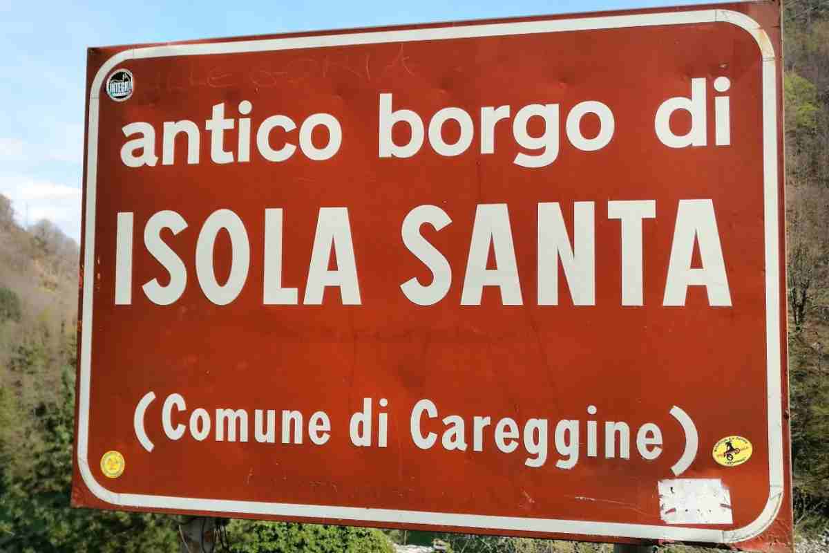 cartello all'ingresso del paese di isola santa