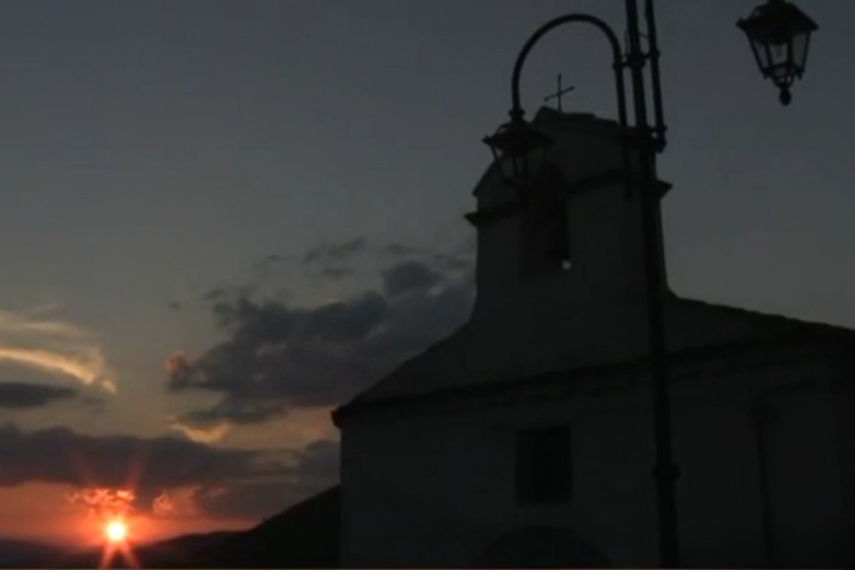 immagine suggestiva di Colobraro al tramonto