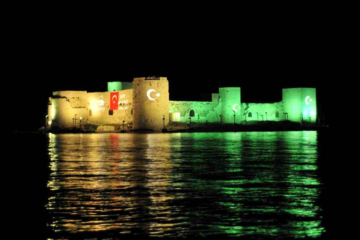 Il castello di Kızkalesi di notte
