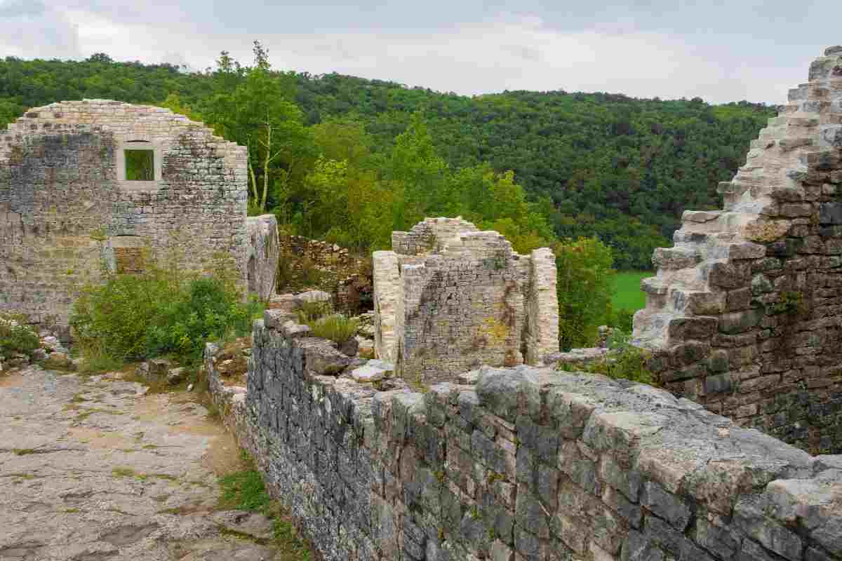 le rovine di dvigrad, dettagli