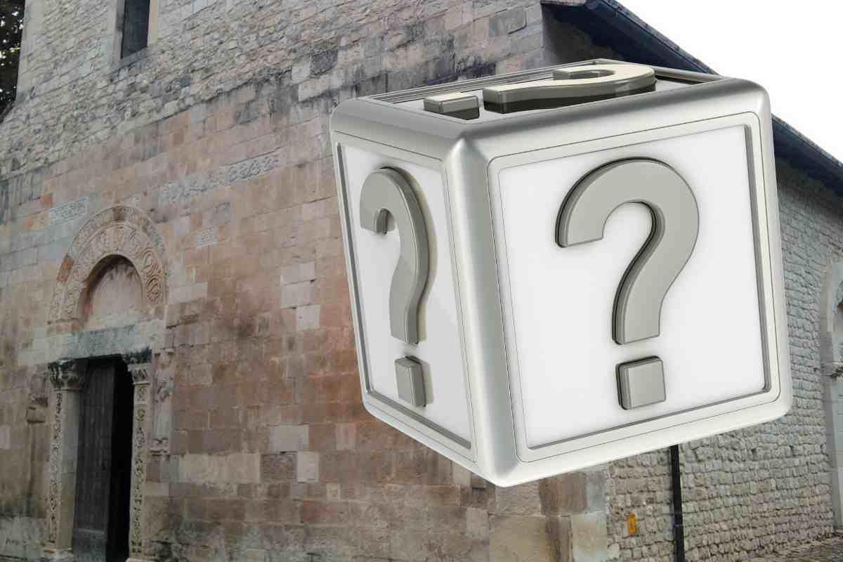 un cubo enigmatico davanti alla chiesetta di capestrano