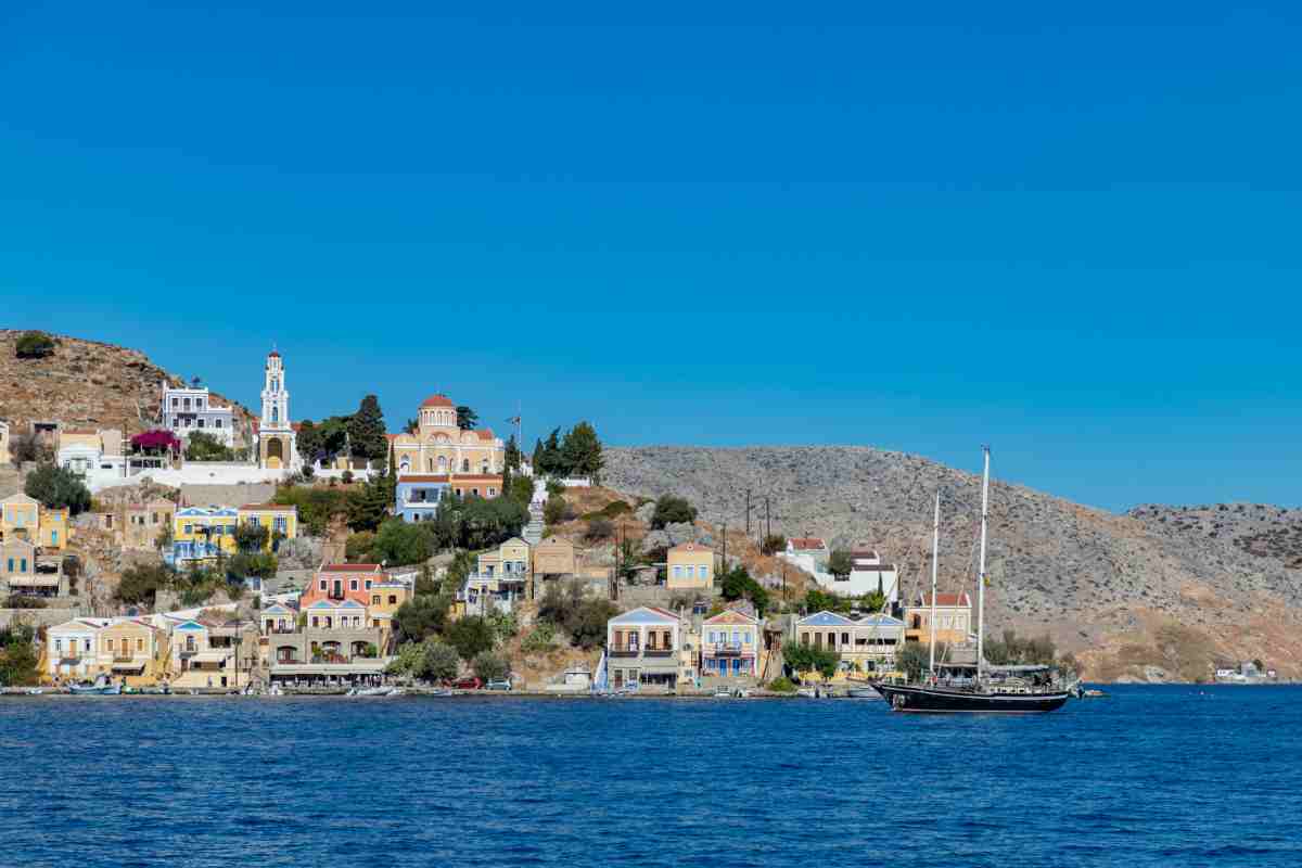 vista dal mare dell'isola di simy
