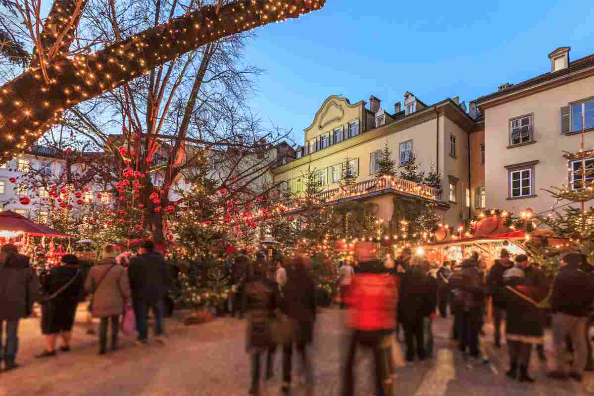gente ai mercatini di natale di bolzano