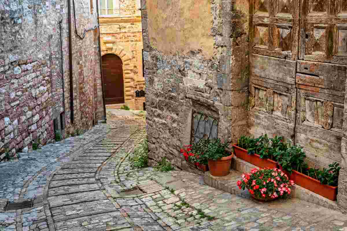fiori lungo i vicoli di spello