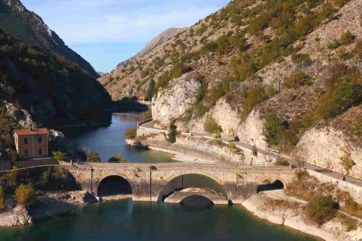 ponte sul lago di san domenico