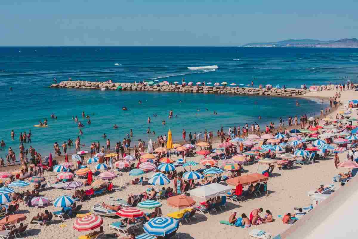 spiaggia affollata