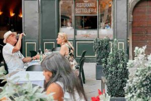 pensionati fanno aperitivo