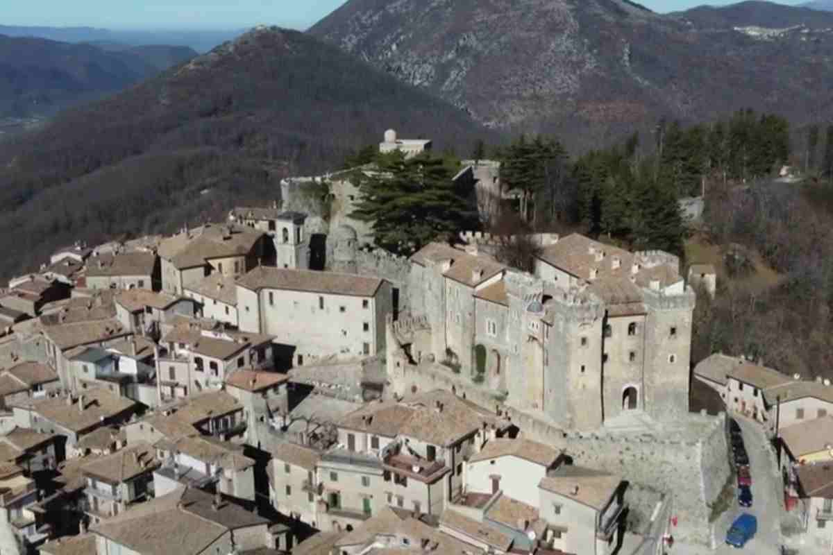 il borgo arroccato di collalto sabino visto dall'alto