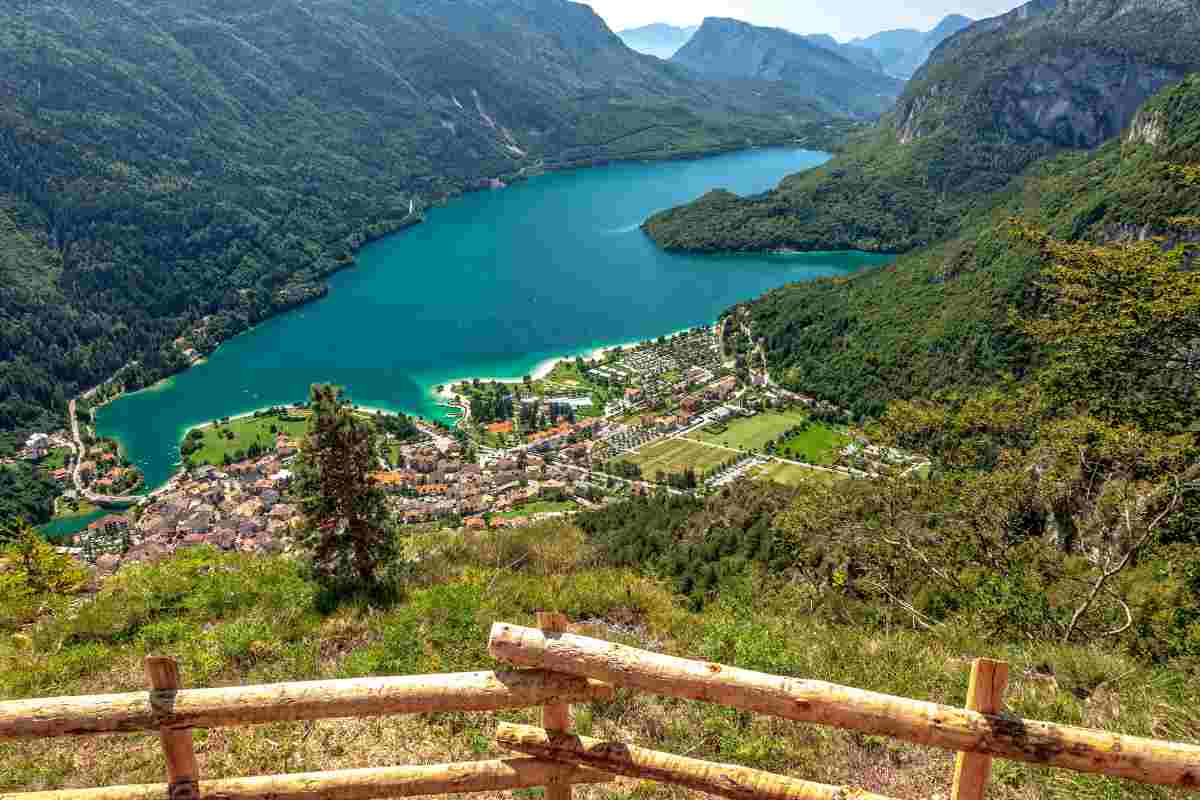 lago di molveno visto dall'alto