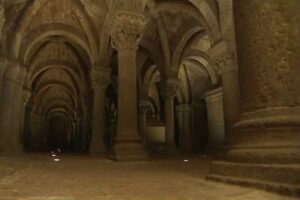 gli interni della chiesa romanica ad acquapendente