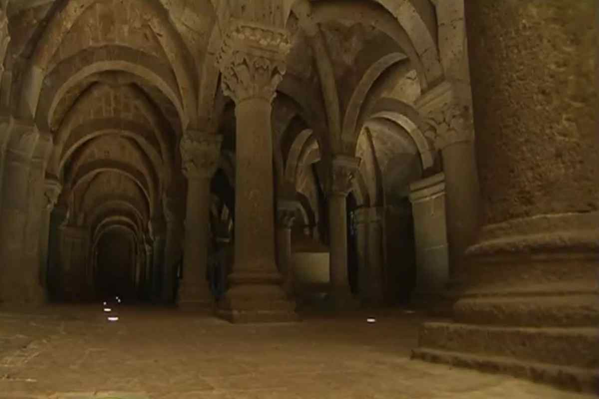 gli interni della chiesa romanica ad acquapendente