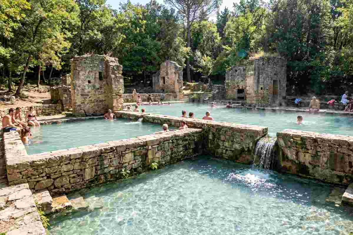 persone che fanno il bagno alle caldane