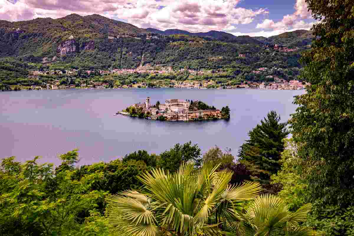 orta san giulio al centro del lago di orta