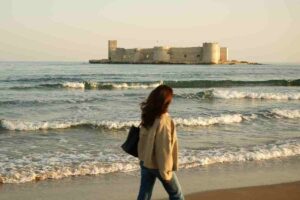 Il castello di Kızkalesi visto dalla riva