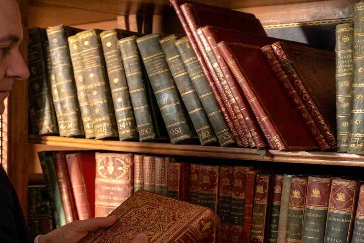 persona consulta volumi storici della biblioteca palatina di parma