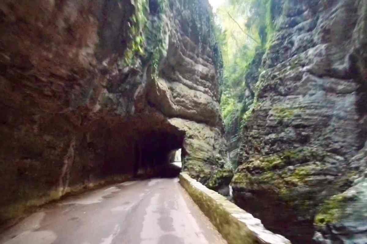 la strada della forra nel suo punto più stretto