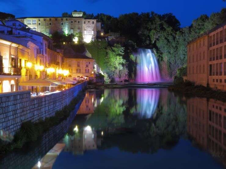 cascata isola liri di notte