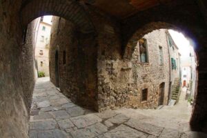 stradine del borgo in toscana