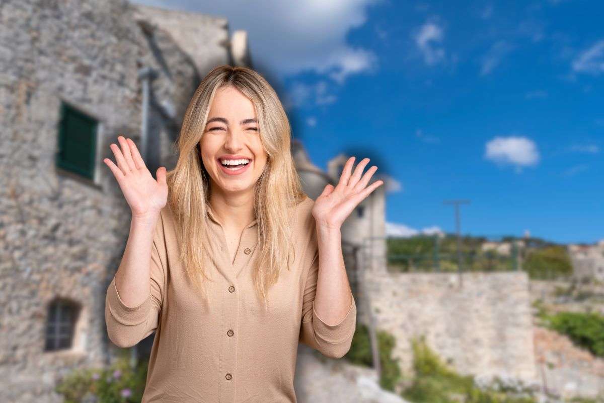 borgo verezzi sullo sfondo e donna sorpresa