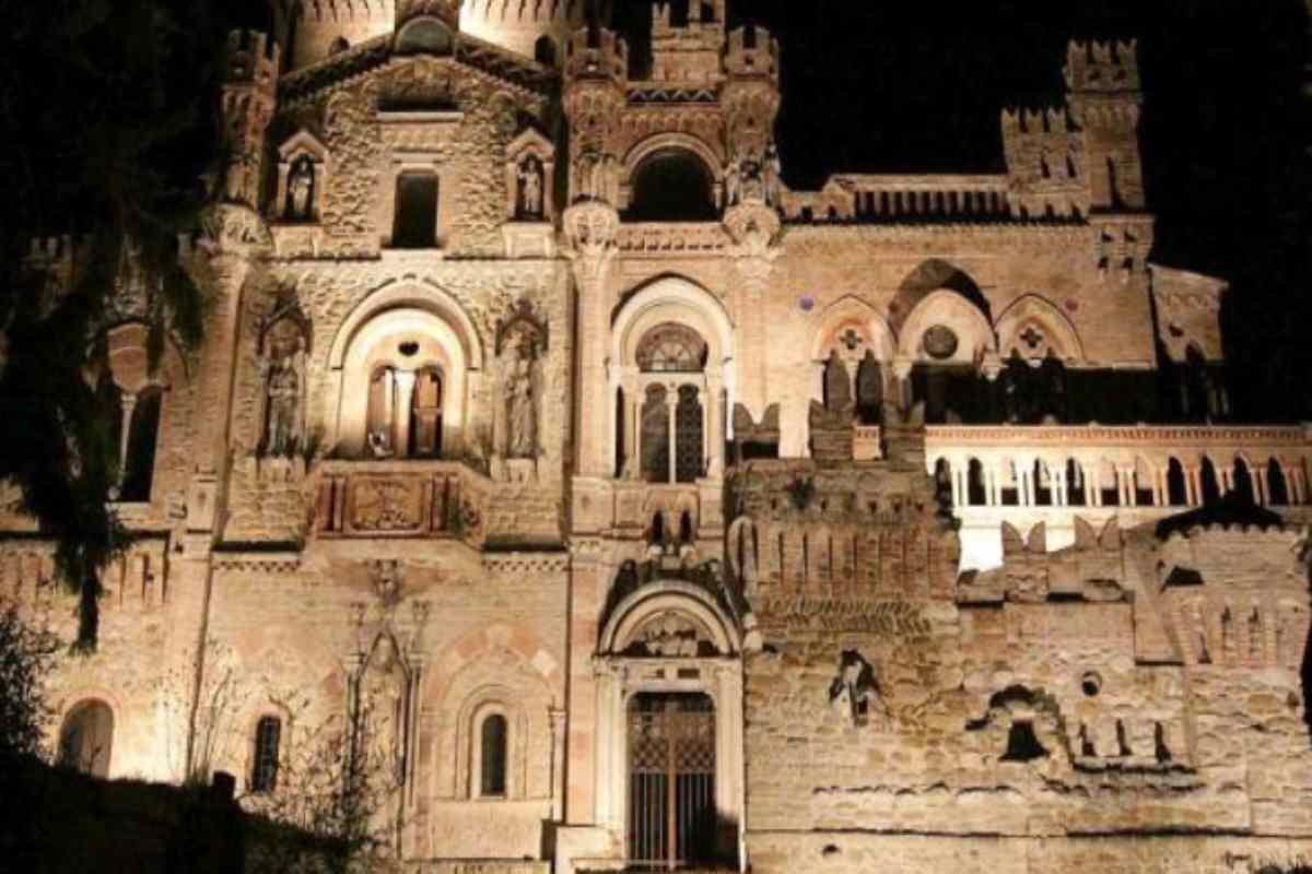 castello della monica di notte