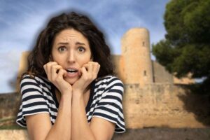 castello sullo sfondo e donna spaventata