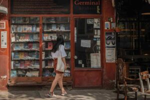 donna ferma ad una libreria