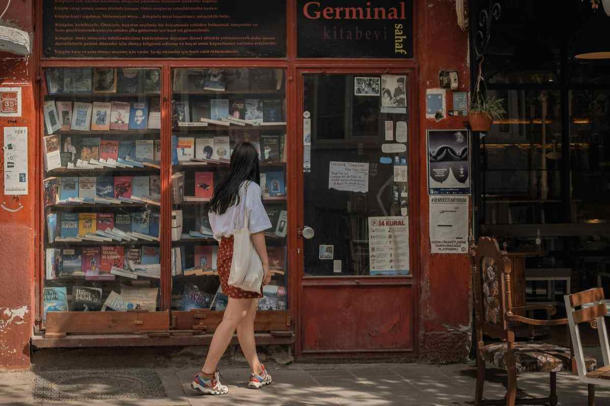 donna ferma ad una libreria 