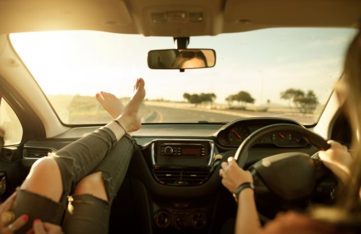 amici in auto durante viaggio