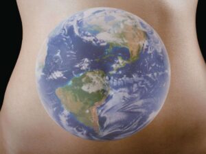 globo terrestre e profilo di ventre di donna
