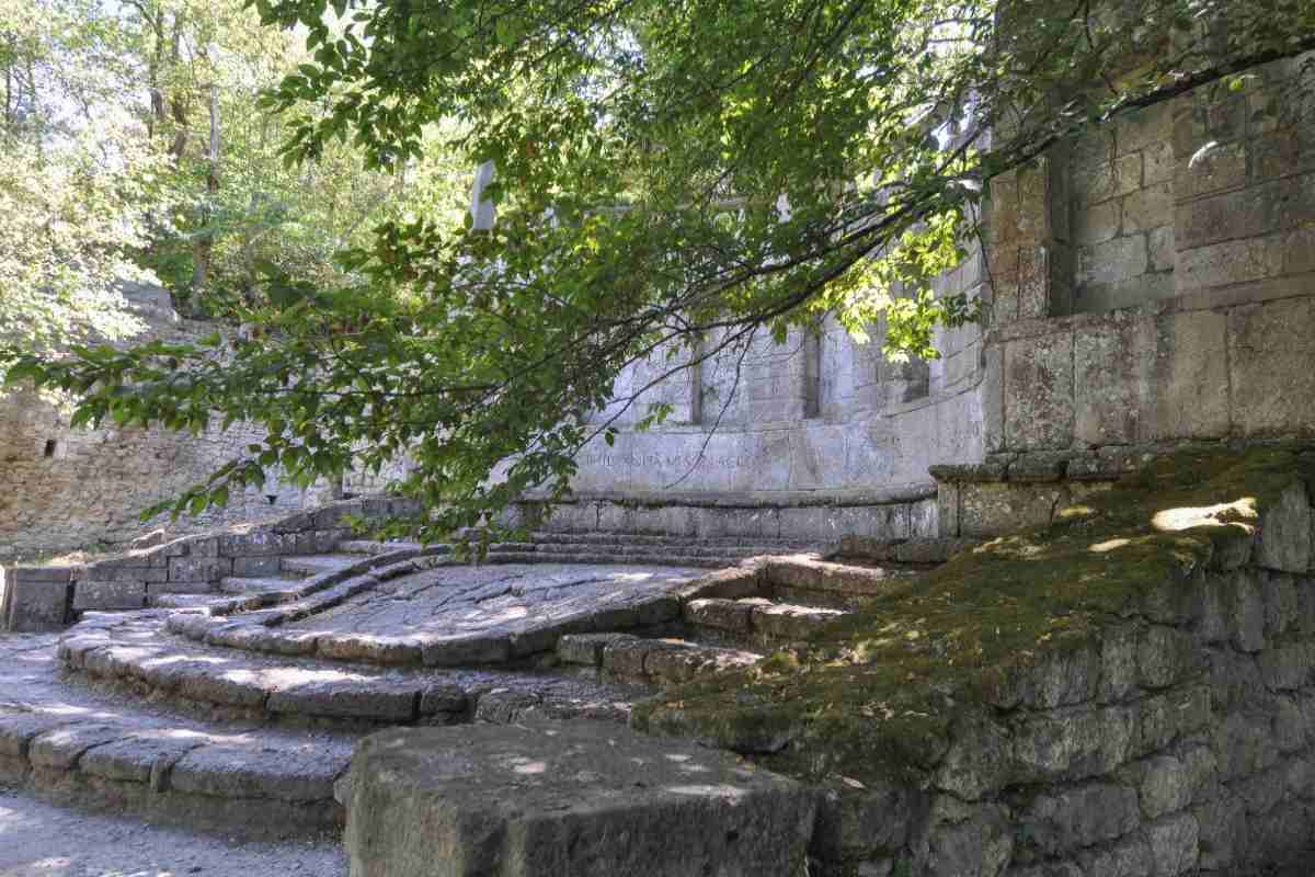 struttura in pietra nel parco dei mostri