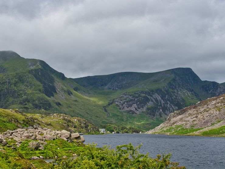 vista di un panorama con lago e monti