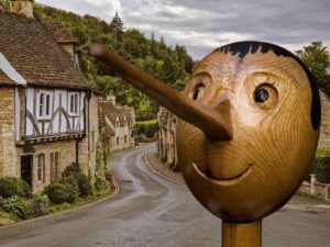 pinocchio e un borgo medievale