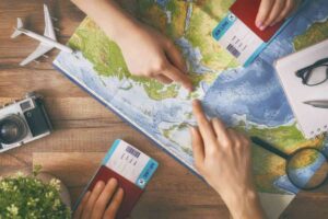 persone che progettano viaggio con cartina del mondo e passaporto