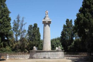 monumento all'interno del parco della favorita