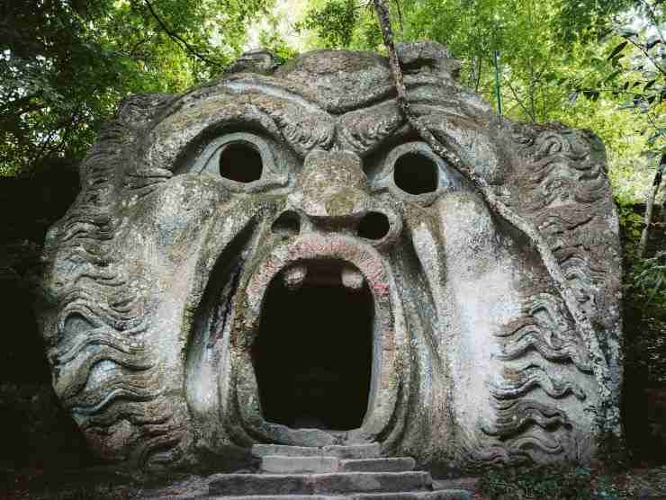 scultura che si trova nel parco dei mostri di bomarzo