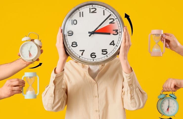 donna che tiene in mano orologio