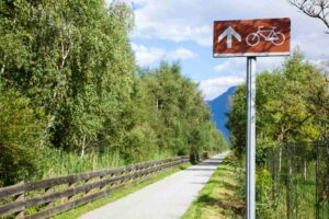 strada con cartelle che indica un percorso ciclabile