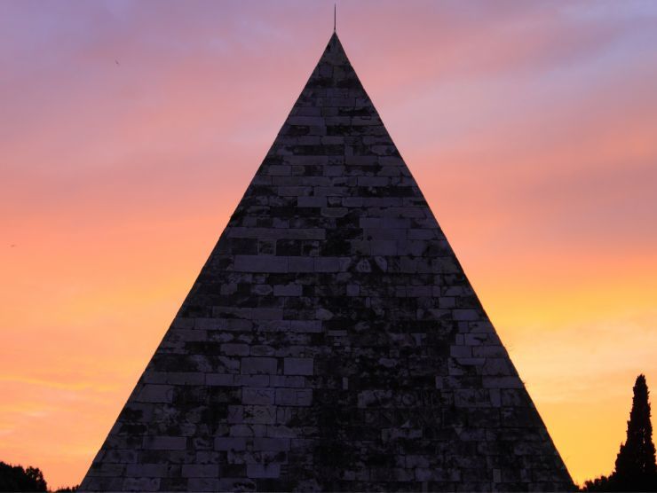 piramide cestia al tramonto