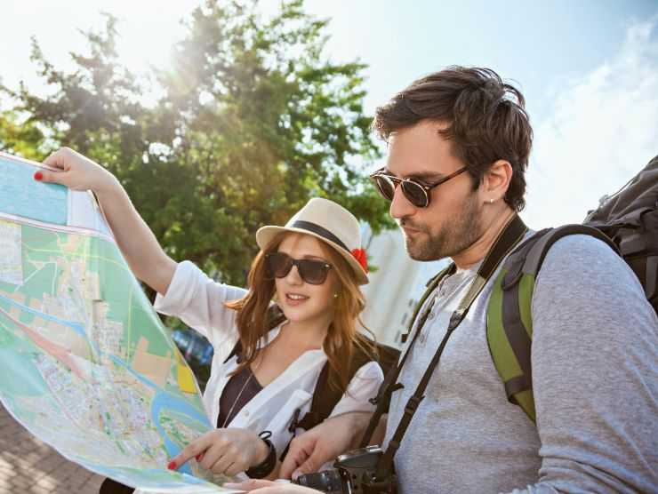 turisti che guardano cartina