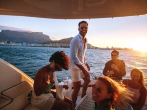 persone felici su una barca