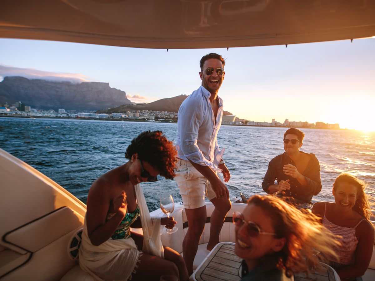 persone felici su una barca