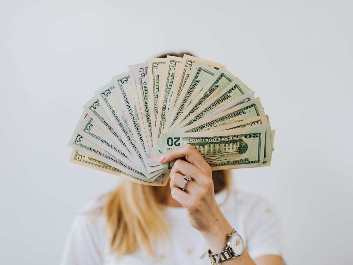 donna con tante banconote in mano
