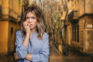 quartiere cupo e donna spaventata