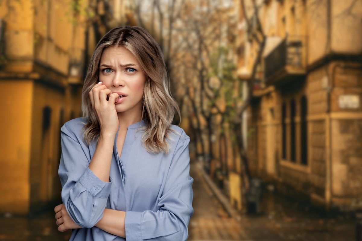 quartiere cupo e donna spaventata