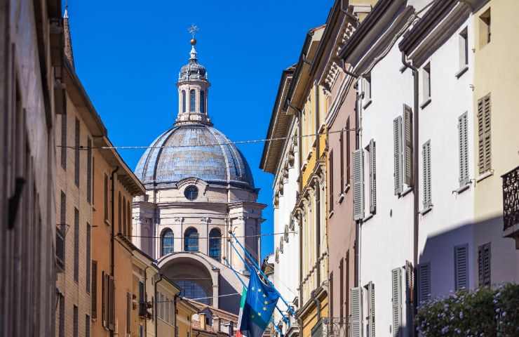 cattedrale di mantova vista da lontano