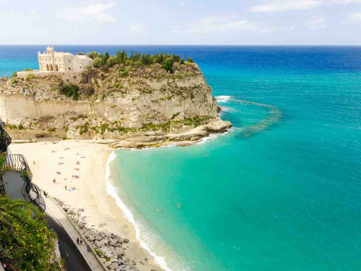 scorcio di spiaggia di tropea